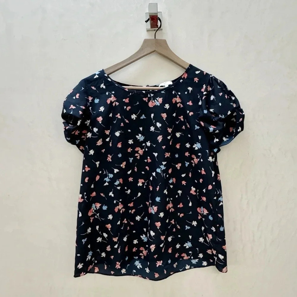 Joie || Women's Cap Short Sleeve Blouse Matte Satin Navy Floral Size Small